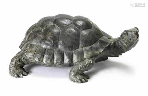 Schildkröte als Brunnenfigur19. JahrhundertL. 80 cmPatinierte Bronze. Alters- und Gebrauchssp.A