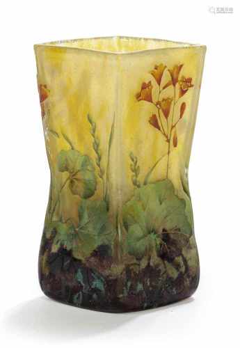 Kleine Vase 'Le désespoir du peintre'Daum, Nancy, um 1910H. 11,5 cmRautenförmiger Korpus.