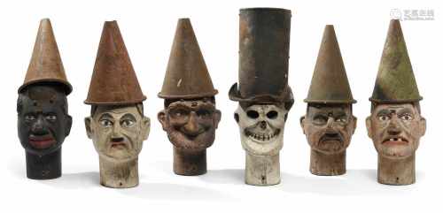 Sechs originelle WurfbudenfigurenUm 1900H. 41/45 cmGeschnitzt und polychrom gefasst. Hüte aus