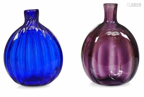 Zwei PlattflaschenSüddeutsch, Alpenländisch, 18. JahrhundertH. 14/15 cmBlaues, bzw. violettes,