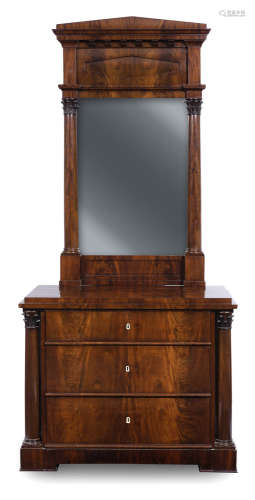 Elegante Kommode mit SpiegelaufsatzNorddeutsch, um 1825216x95x55 cmDreischübige Kommode mit
