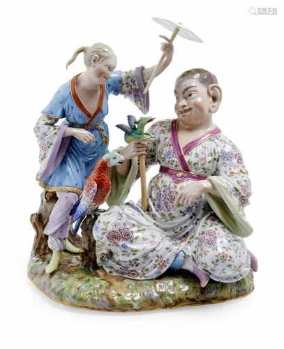 Grosse PagodengruppeMeissen, um 1860H. 34,5 cmAuf einem Grassockel sitzender Chinese mit