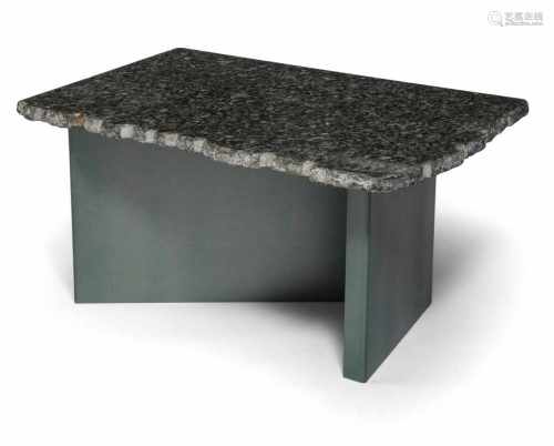 CouchtischHolger Scheel, 1990er Jahre46x95x67 cmGrau-schwarz strukturierte Granitplatte mit