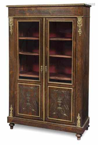 Zierlicher BücherschrankNapoléon III, Frankreich, 19. Jahrhundert149x90x36 cmZwei verglaste Türen.