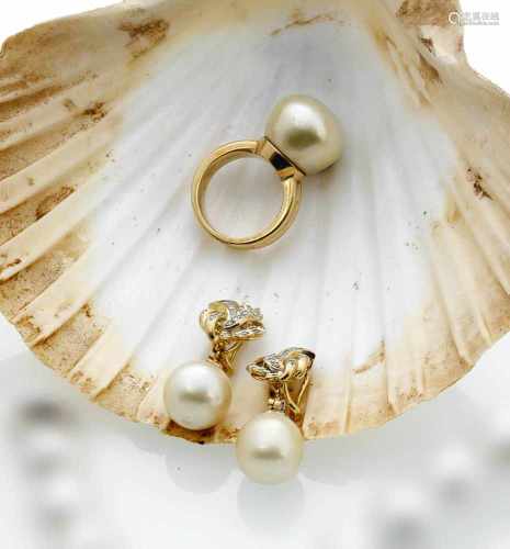Paar Ohrclips und Ring mit Südsee-PerlenL. 3,7 cm18kt Gelbgold. Ring besetzt mit einer gold-weißen