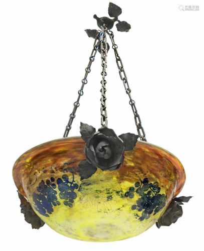 Deckenlampe 'Vigne à l'automne'Daum, Nancy, um 1910D. 40 cmÜberfangglas in farblos, zitronengelb,