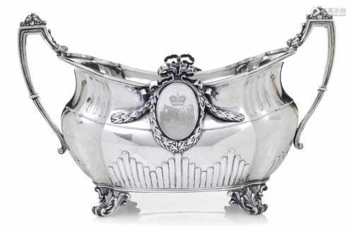 Silber-Jardiniere mit fürstlichem WappenDeutsch, datiert 1952L. 43 cmSilber, gegossen und gehämmert.