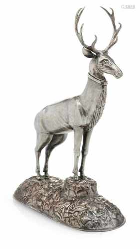 Trinkspiel in HirschformDeutsch, um 1900H. 37,5 cmNaturalistisch gestalteter Hirsch aus Silber,