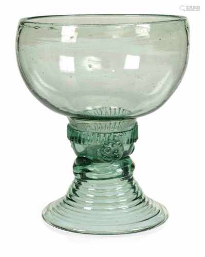 Römer18. JahrhundertH. 10 cmGrünes Glas. Ausgestellter, gesponnener Fuß. Auf dem nach oben offenen