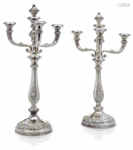 Paar Silber-GirandolenWien, 1864H. 51 cmSilber, 13-lötig, geschwert. Vierflammig, wandelbar,