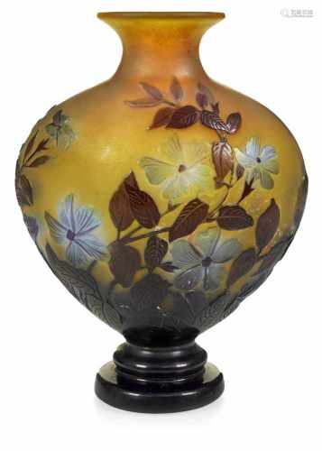 Vase 'Pervenches'Emile Gallé, Nancy, um 1920H. 22,5 cmFarbloses Glas, gelb, blau und bernsteinfarben