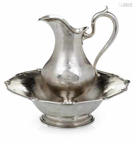 Silberne WaschgarniturEmile Hugo, Frankreich, Ende 19. JahrhundertH. 31,5/D.37,5cmBauchige Kanne und