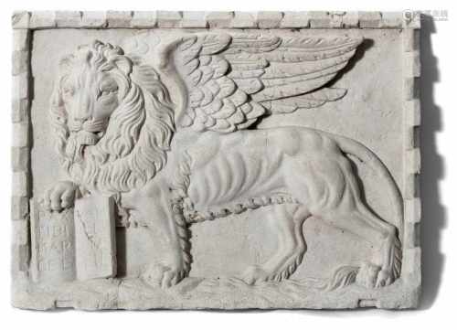 Relief mit MarkuslöweUm 190055x76 cmIstrischer Marmor. Best. Alterssp.An Istrian white marble relief