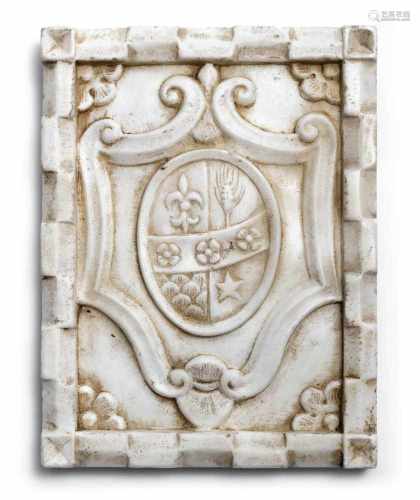 WappenBarock-Stil37x27 cmWeisser Marmor, beschlagen.A white marble coat of arms of Baroque style.