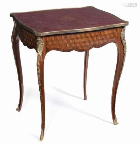 Table à EcrireLouis XV-Stil, Frankreich, 19. Jahrhundert71x62x52 cmZargenschub. Messing- und