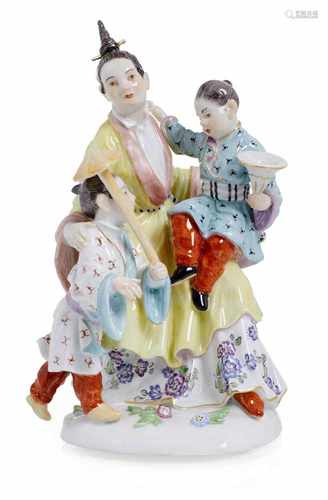 Japanerin mit zwei KindernMeissen, 20. JahrhundertH. 14,8 cmModell von Johann Joachim Kaendler.