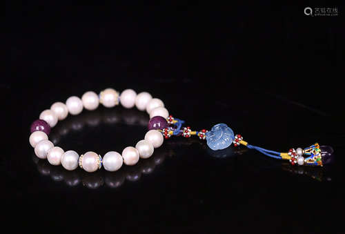 OLD PERAL EIGHTEEN-BEAD BRACELET