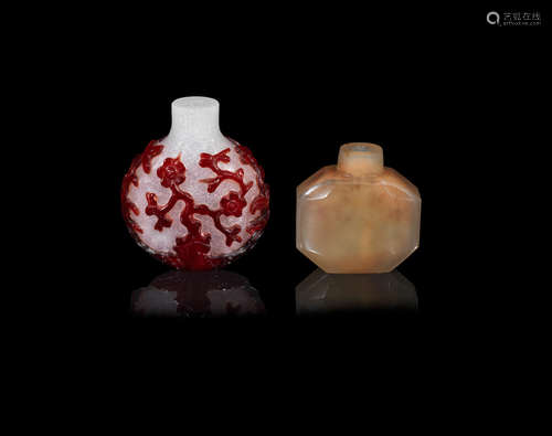 18th/19th century A red overlay-glass snuff bottle and a faceted agate snuff bottle