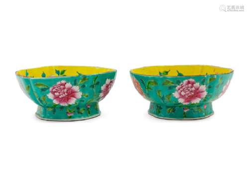 A Pair of Chinese Famille Rose Porcelain Bowls of lobed