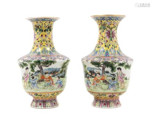 A Pair of Chinese Famille Rose Porcelain Vases 20TH