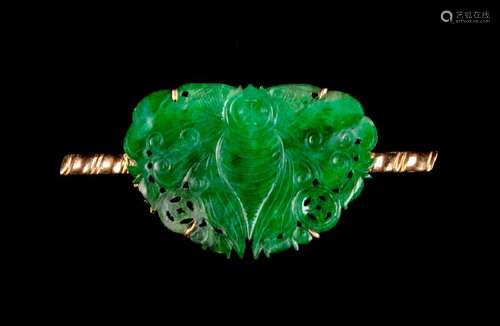 A Chinese Spinach Jade Inset 14K Yellow Gold Brooch the