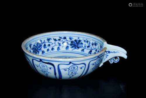 A CHINESE BLUE AND WHITE YI