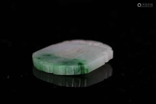 A CHINESE JADEITE JADE PENDANT, QING DYNASTY