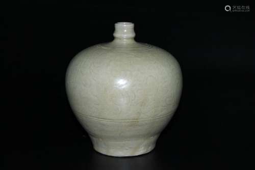 A CHINESE YAOZHOU CELADON VASE