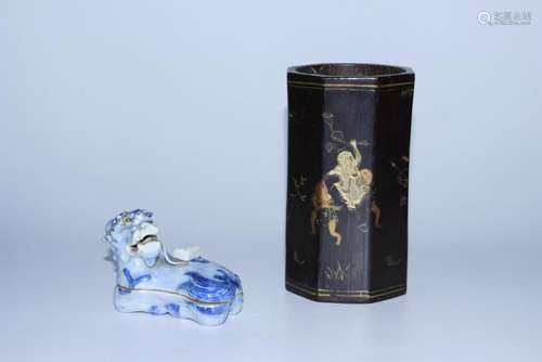 A CHINESE BLUE AND WHITE SEAL PASTE BOX AND A LACQUERED