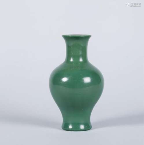 A CHINESE GREEN GLAZED VASE, QIANLONG MARK, QING