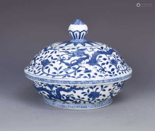 A CHINESE BLUE AND WHITE BOWL AND COVER, WANLI MARK