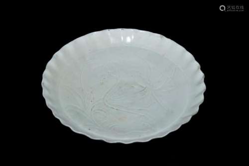 A CHINESE CARVED DINGYAO LOBED DISH