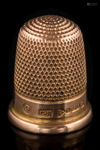 Charles Horner. A 9ct gold thimble: inscribed 'V.