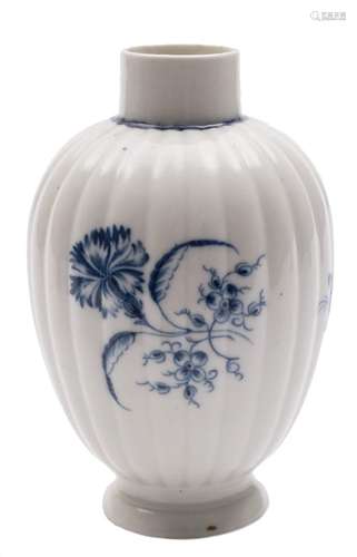 A First Period Worcester blue and white tea canister: painted in 'The Gillyflower' pattern,