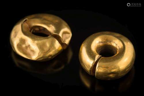 Two antique gold doughnut shaped links: possibly Roman, approximately 21mm and 23mm diameter.