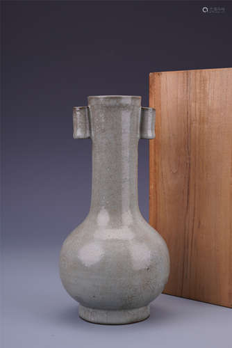 CHINESE PORCELAIN CRACKED GLAZE VASE