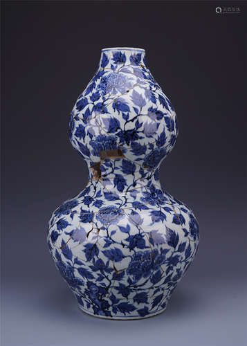 LARGE CHINESE PORCELAIN BLUE AND WHITE FLOWER DOUBLE GOURD