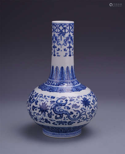 CHINESE PORCELAIN BLUE AND WHITE FLOWER VASE