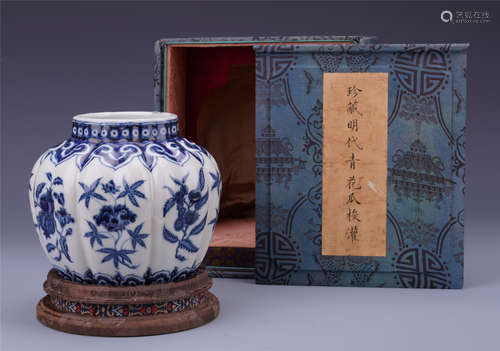 CHINESE PORCELAIN BLUE AND WHITE FLOWER WATER JAR