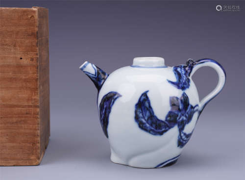 CHINESE PORCELAIN BLUE AND WHITE PEARCH KETTLE