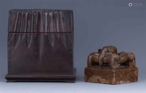 CHINESE ANCIENT JADE DRAGON SEAL IN ROSEWOOD CASE