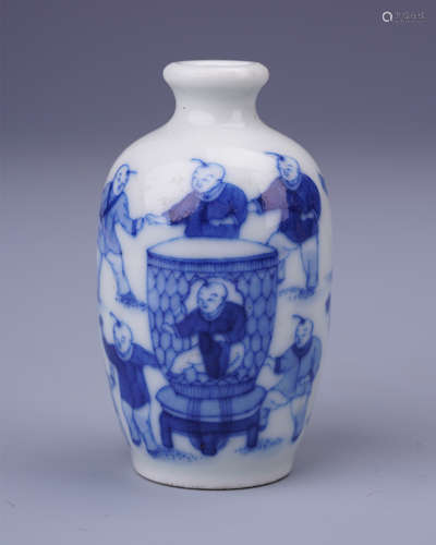 CHINESE PORCELAIN BLUE AND WHITE BOY PLAYING SNUFF BOTTLE