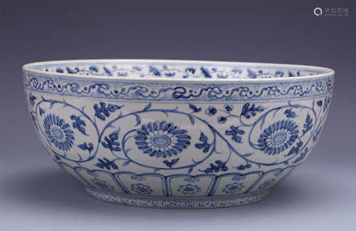 LARGE CHINESE PORCELAIN BLUE AND WHITE FLOWER BOWL