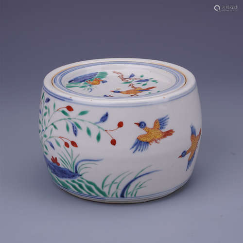 CHINESE PORCELAIN DOUCAI BIRD AND FLOWER LIDDED CIRCKET JAR