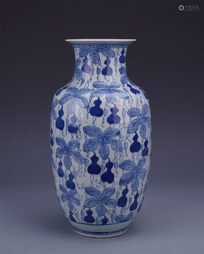 CHINESE PORCELAIN BLUE AND WHITE FLOWER VASE