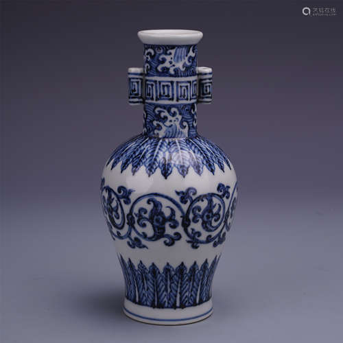 CHINESE PORCELAIN BLUE AND WHITE FLOWER VASE