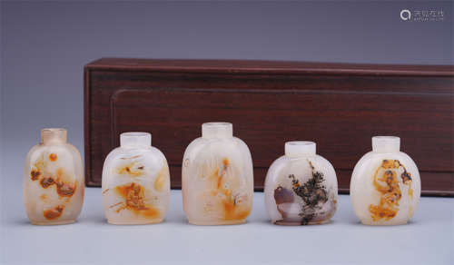 FIVE CHINESE AGATE SNUFF BOTTLES