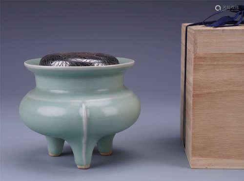 CHINESE PORCELAIN CELADON GLAZE TRIPLE FEET CENSER WITH SILVER LID