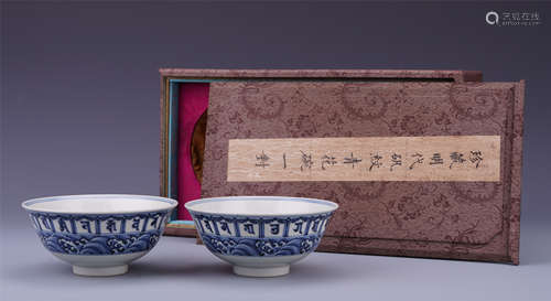 PAIR OF CHINESE PORCELAIN BLUE AND WHITE BOWLS