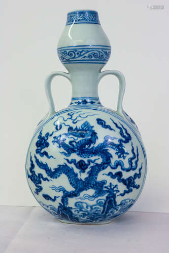 A XUANDE MARK DRAGON PATTERN BLUE AND WHITE SHOUDAI VASE